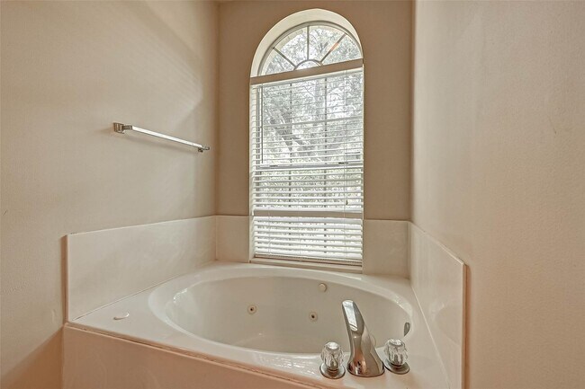 Building Photo - 12419 Shadycrest Dr