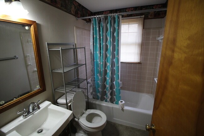 Building Photo - Three bedroom home off S Pope Lick Rd