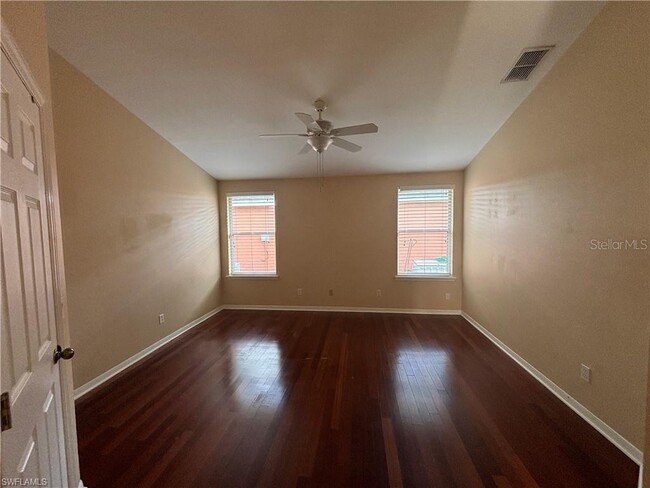 Building Photo - 9200 Middle Oak Dr