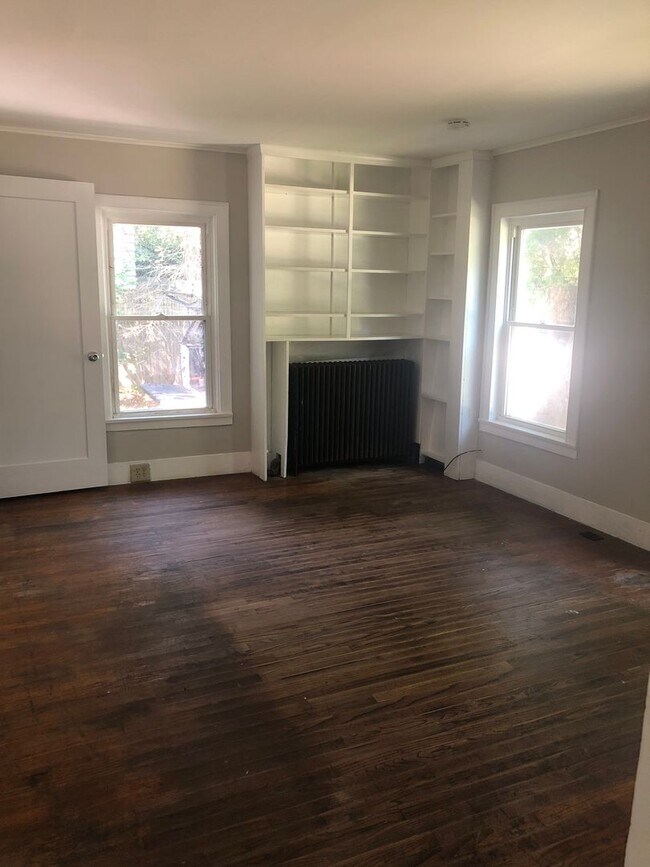 Building Photo - 209 3rd St