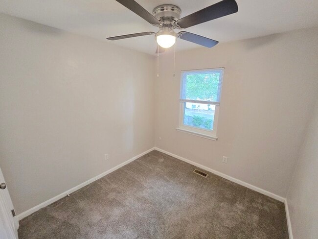 Building Photo - 3 BEDROOM END UNIT TOWNHOUSE FOR RENT IN V...