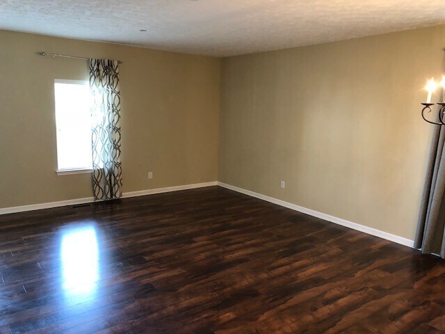 Building Photo - 2 Bed, 2 Bath Condo with Tandem Garage