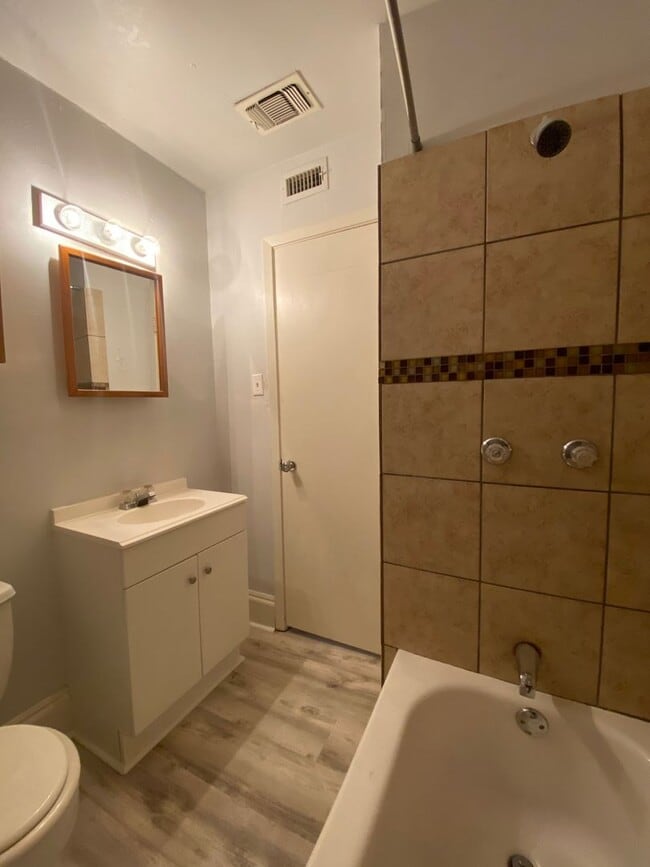 Building Photo - FREE JANUARY RENT!!!!!!!!!! RENT REDUCED TO $1,195!!!