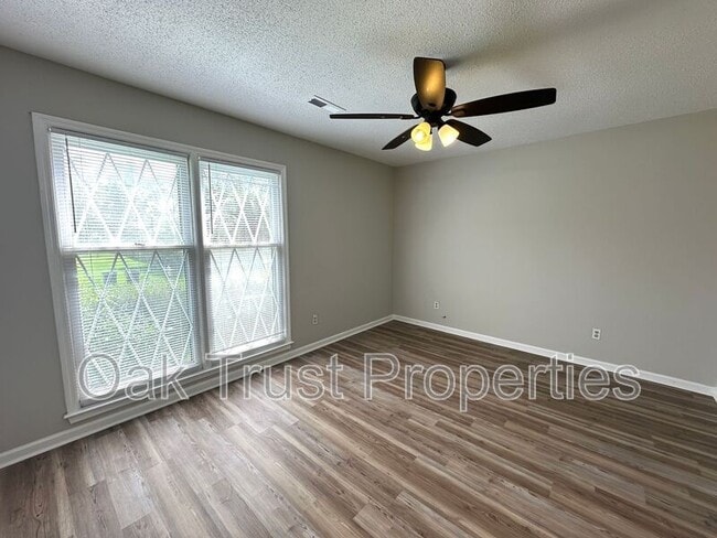Building Photo - 108 Columbia Dr