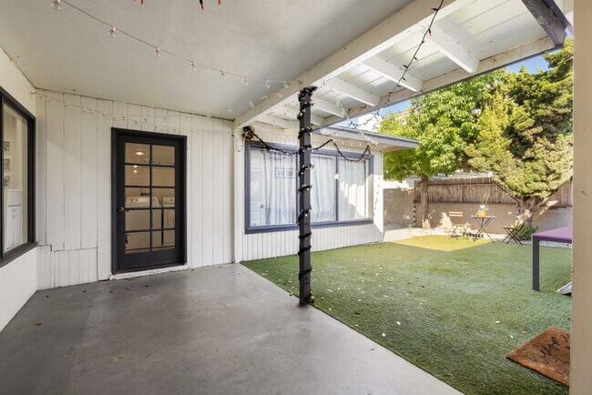 Building Photo - 6162 Mary Ln Dr