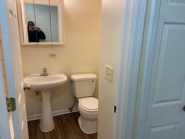 Building Photo - 8803 Dee Rd