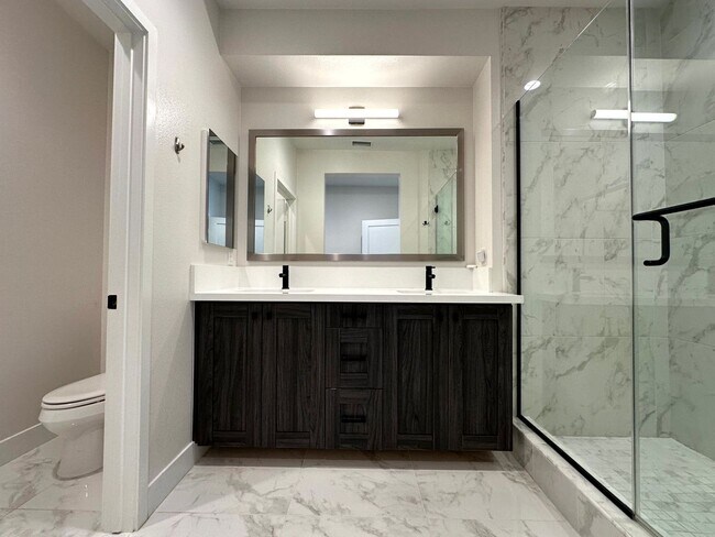 Building Photo - Fantastic 3 Story Townhome - 2 bedrooms - ...