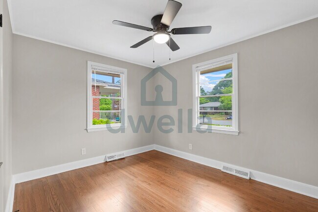 Building Photo - "Charming 5-Bedroom Oasis with 2 Full Bath...