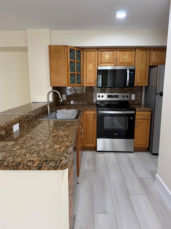 Building Photo - 560 S Park Rd