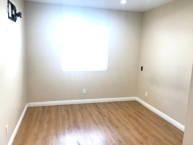 Primary bedroom - 8160 Jamieson Ave