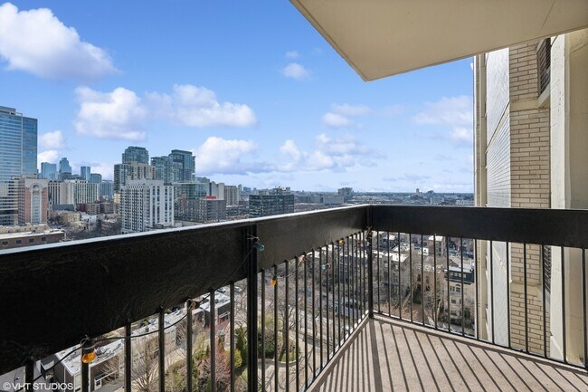 view south east - 1360 N Sandburg Ter
