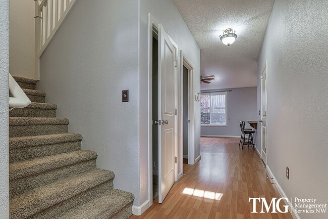 Building Photo - Lovely 3 Bed 2.5 Bath Home in Minnehaha Neighborhood!