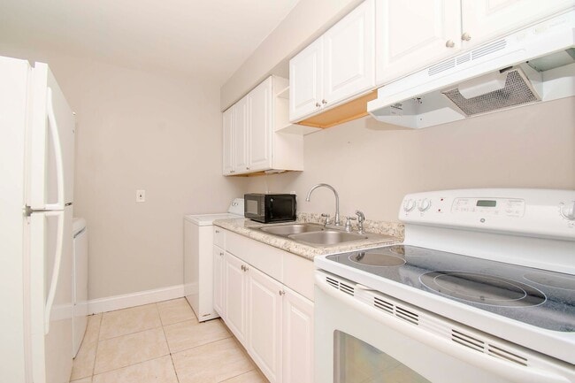 Building Photo - 2/1 Close to Downtown Tampa and University...