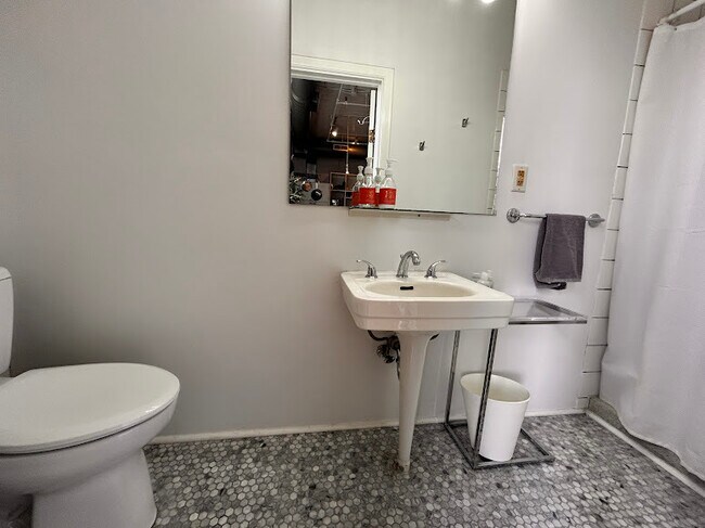 Building Photo - 1800 Central St