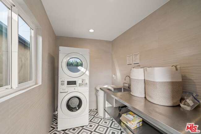 Building Photo - 1310 W Valencia Dr