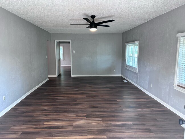 Building Photo - 1002 S Reno Ave