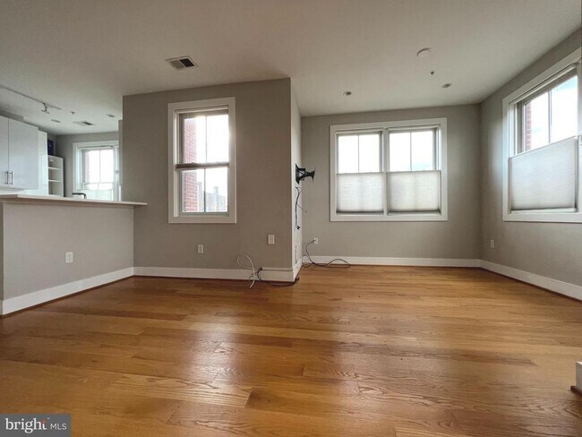 Building Photo - 1209 G St SE