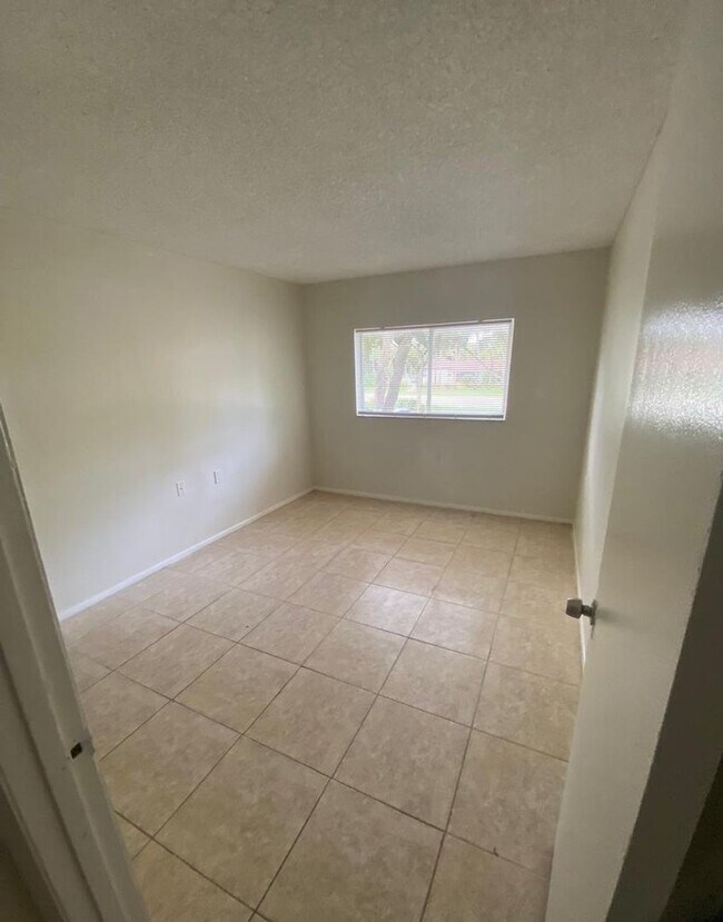 Building Photo - 2 bedroom, 1 bath condo GREAT DEAL