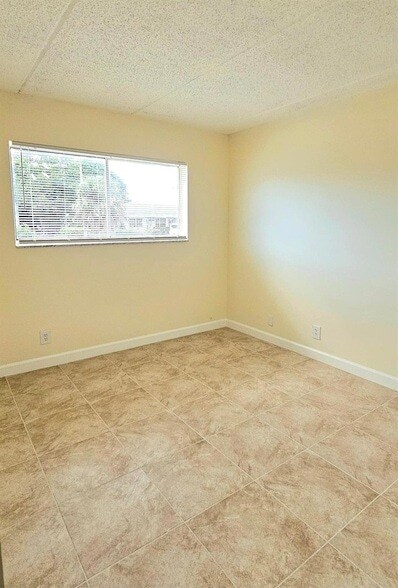 Building Photo - 1501 Crescent Cir