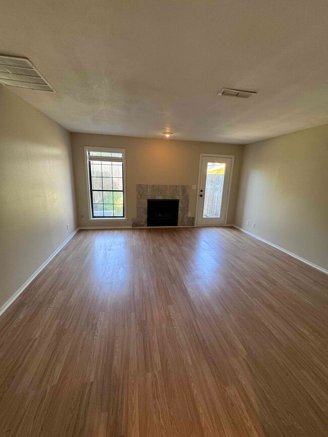 Building Photo - Darling 1 Bed, 1.5 Bath Townhouse with sma...