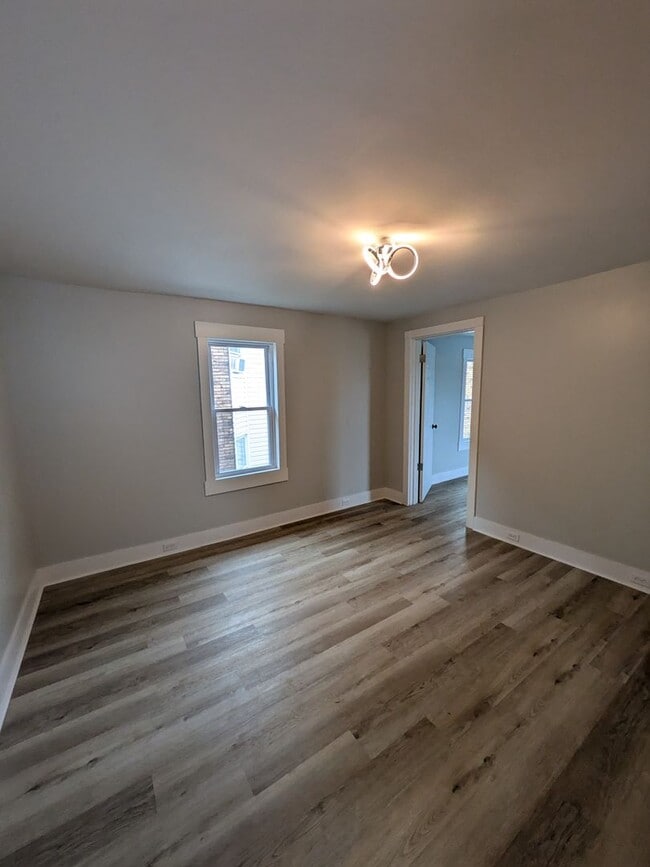 Building Photo - Beautifully renovated 3 bedroom home in Sw...