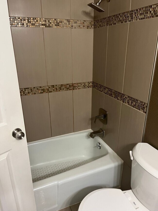 Building Photo - Beautifully Renovated 4bd 3bth Home Move I...