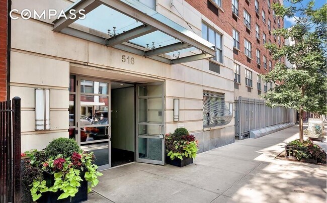 Building Photo - 516 W 47th St