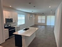 Building Photo - 12800 SW Eleanor Dr