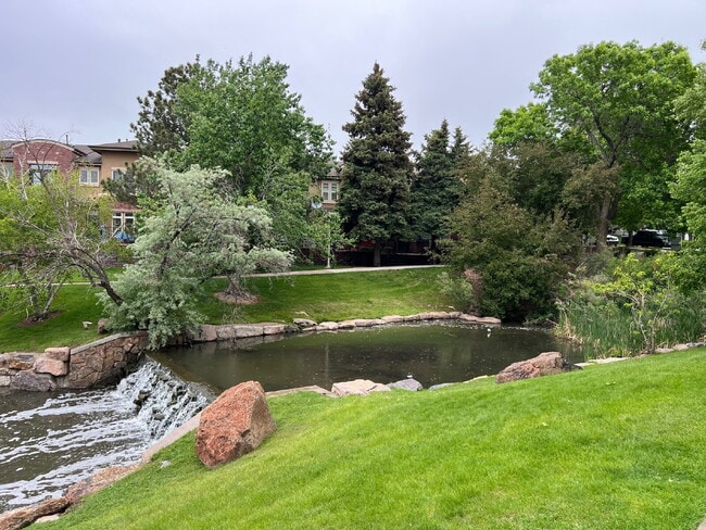 Building Photo - "Spacious 3-Bed, 3-Bath Townhouse with Gra...