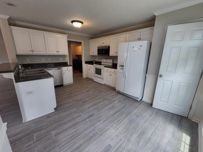 Building Photo - 572 Lory Ln