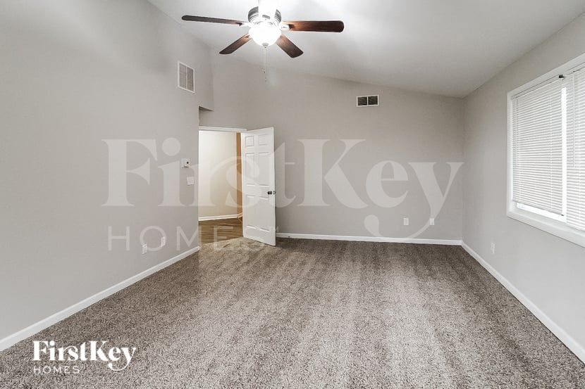 Building Photo - 2483 Kings Park Cir