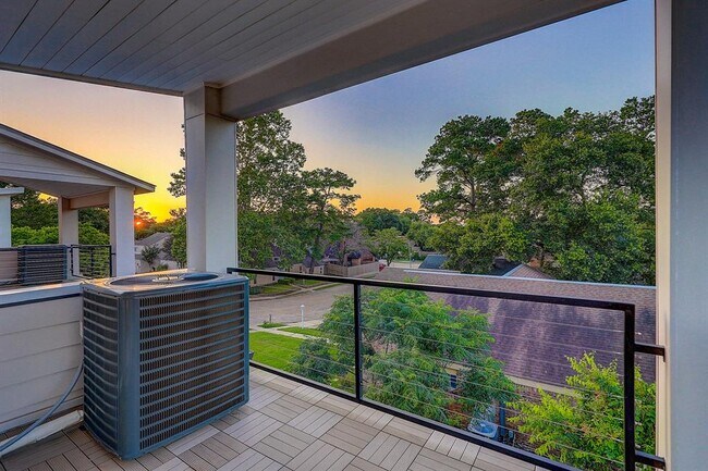 Building Photo - 5006 Golden Forest Dr