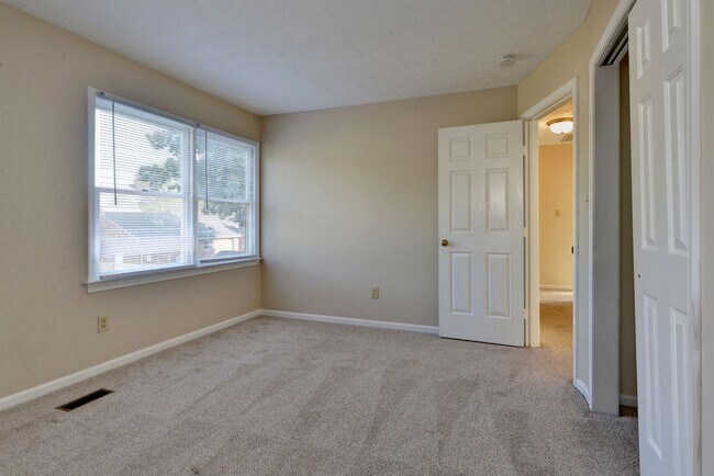 Building Photo - Spacious single family home in Westview Lakes.