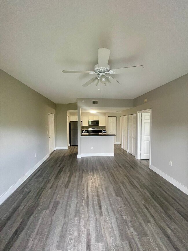 Building Photo - 1 Bedroom / 1 Bath Condo in Gated Communit...