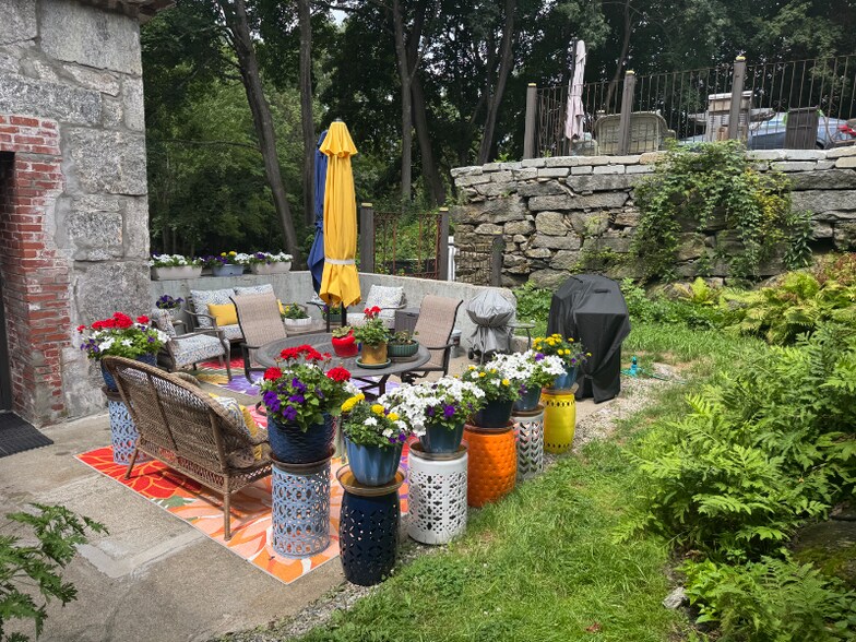 Building Photo - 3 Cook St