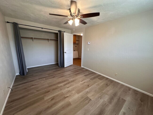 Building Photo - 520-522 N 38th Pl