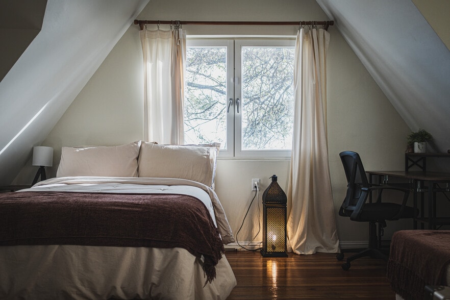 Building Photo - 2050 Cyprean Dr