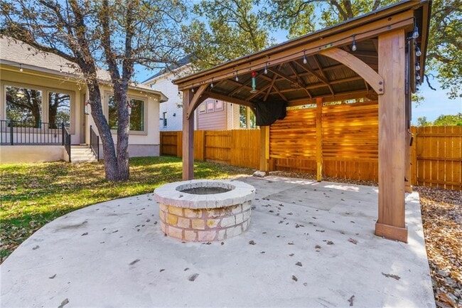 Building Photo - 941 Del Raphael Dr