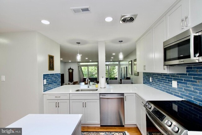 Building Photo - 2204 S Quincy St