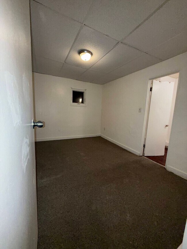 Building Photo - 123 W Walnut St