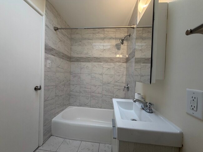 Building Photo - 2033 W 111th St