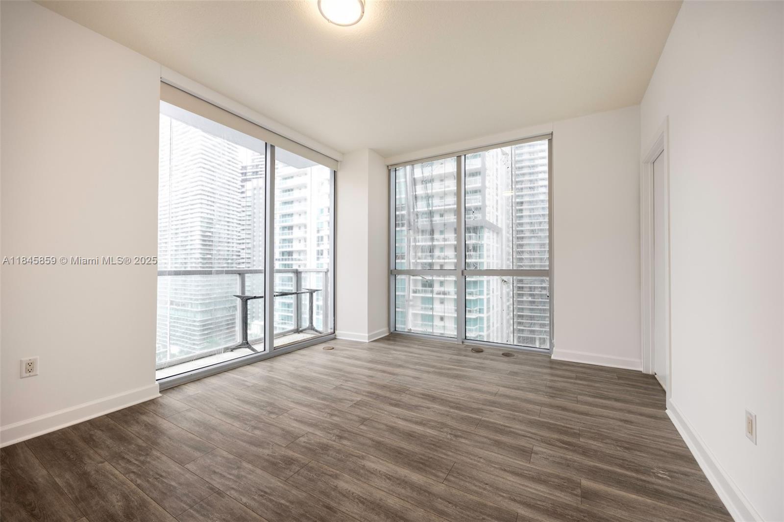 Building Photo - 1060 Brickell Ave