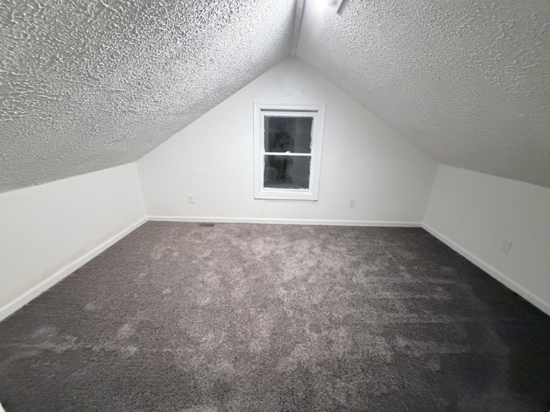 Building Photo - 205 Alesa Dr