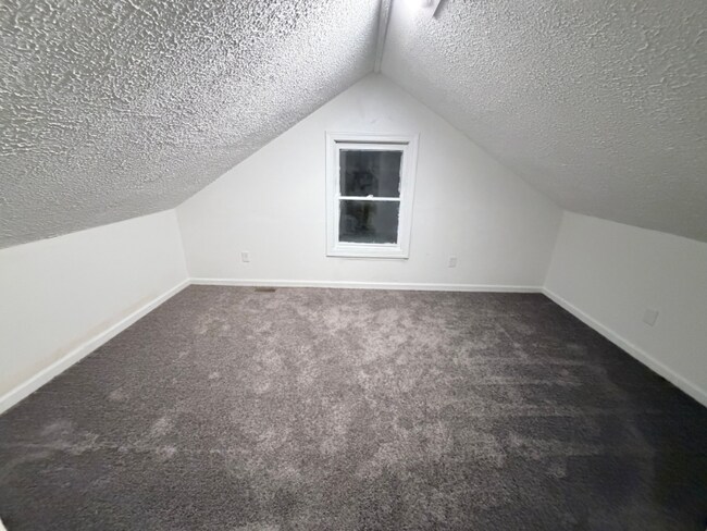 Building Photo - 205 Alesa Dr