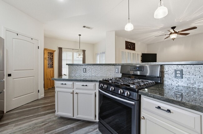 Building Photo - Upgraded 1 Bedroom Condo in Gated Communit...