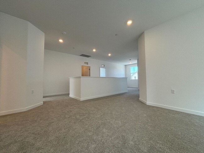 Building Photo - Move-In Special! 1 Week Free Rent – Spacio...