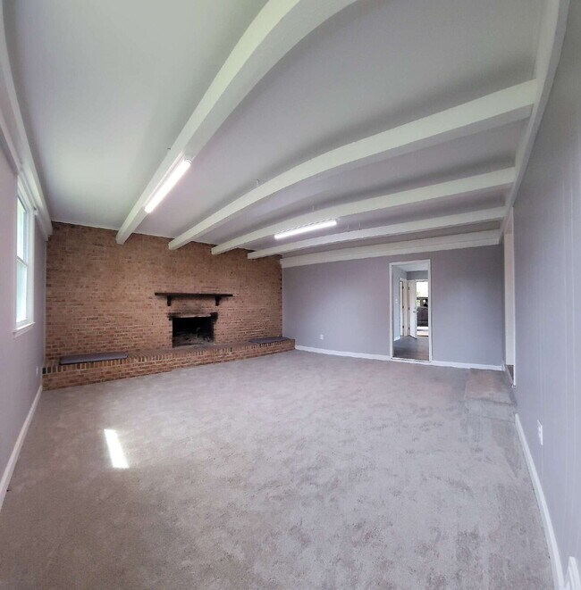 Building Photo - Spacious 3 Bedroom Home in District 6 – Re...