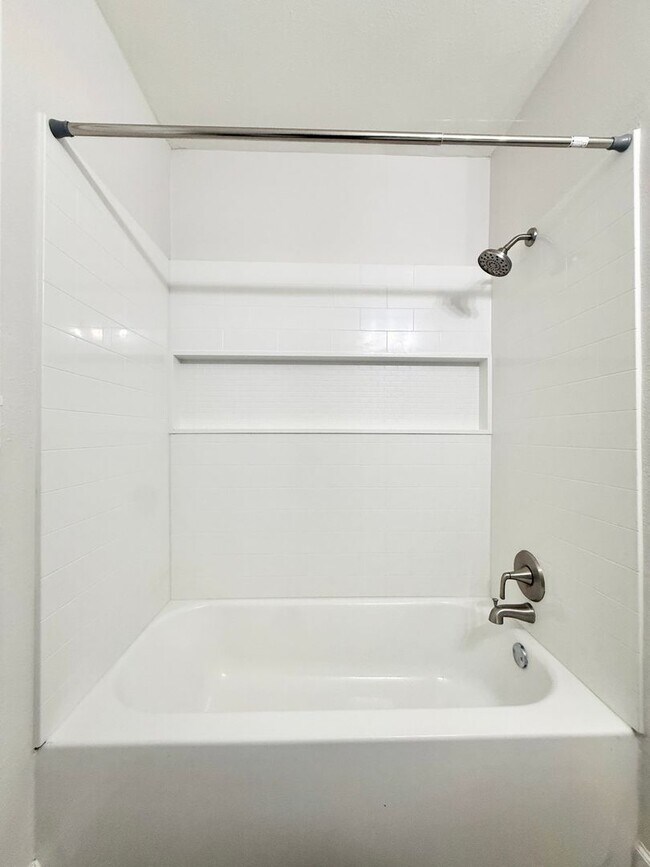 Building Photo - Stunning & Spacious 4/2 Home in Lake Jackson!