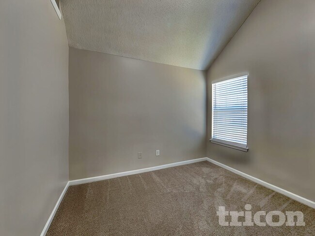 Building Photo - 2135 Mulberry Ln