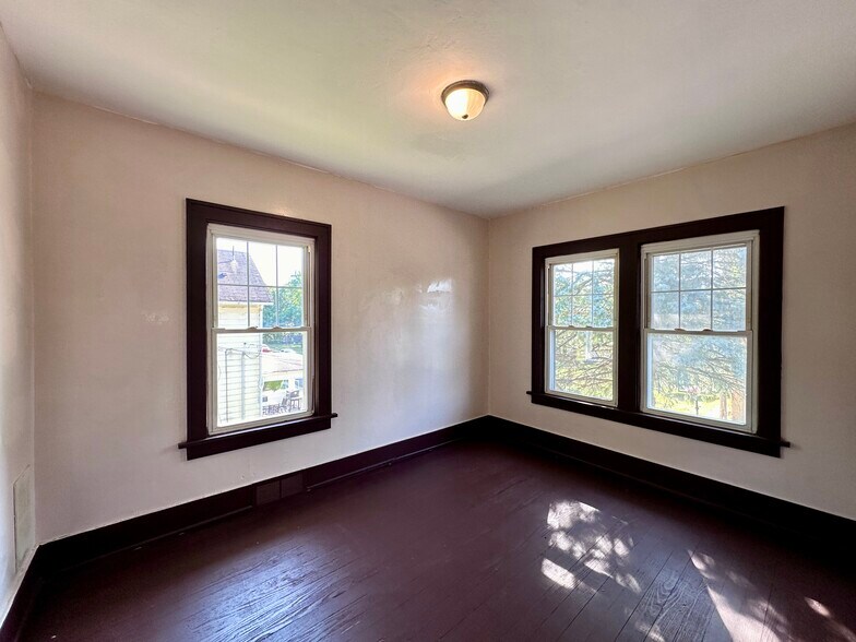 Building Photo - 611 Raymond St